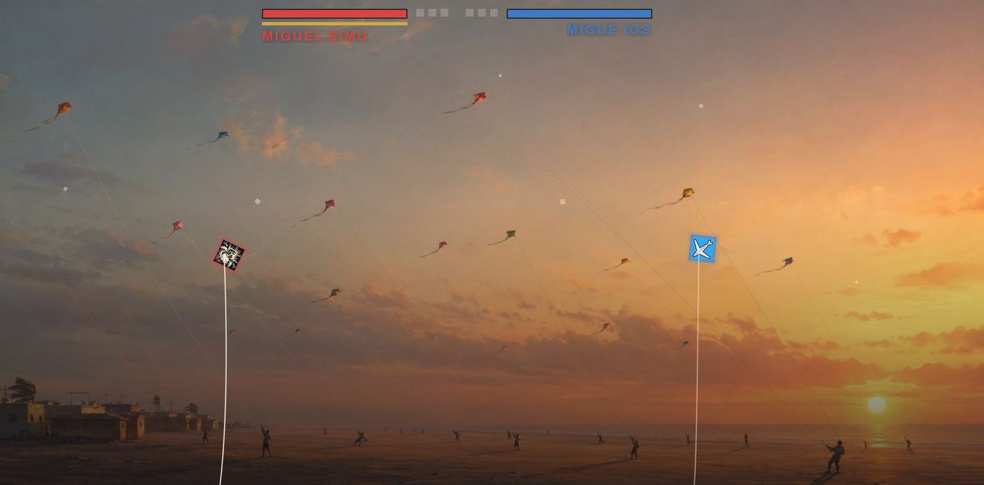 Duelo en el juego: dos volantines sobre una playa al atardecer, el propio en rojo a la izquierda y el del rival en azul a la derecha, con los hilos cruzándose.